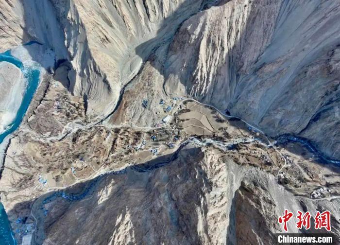 喀喇昆仑山深处新疆光伏行政村通上大网电(图1)